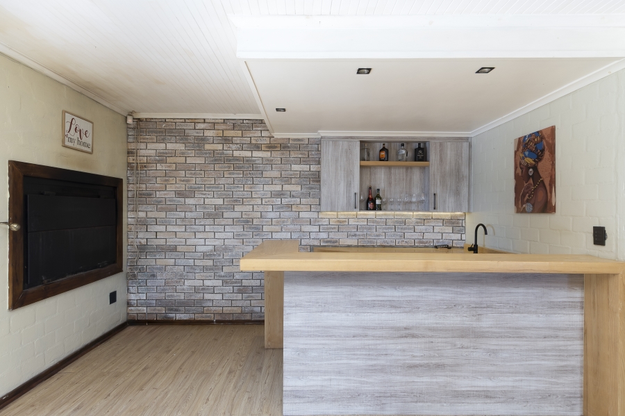 4 Bedroom Property for Sale in Sir Lowrys Pass Village Western Cape
